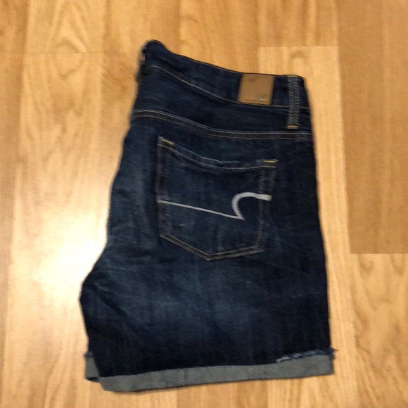 AE jean distressed shorts size 8 - Picture 3 of 4